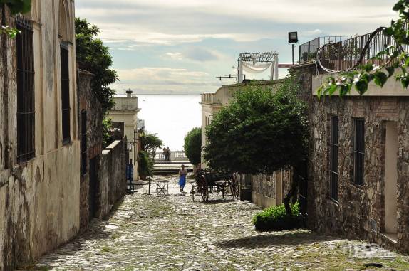 Rua antiga de Colonia del Sacramento, no sul do Uruguai, às margens do Rio da Prata